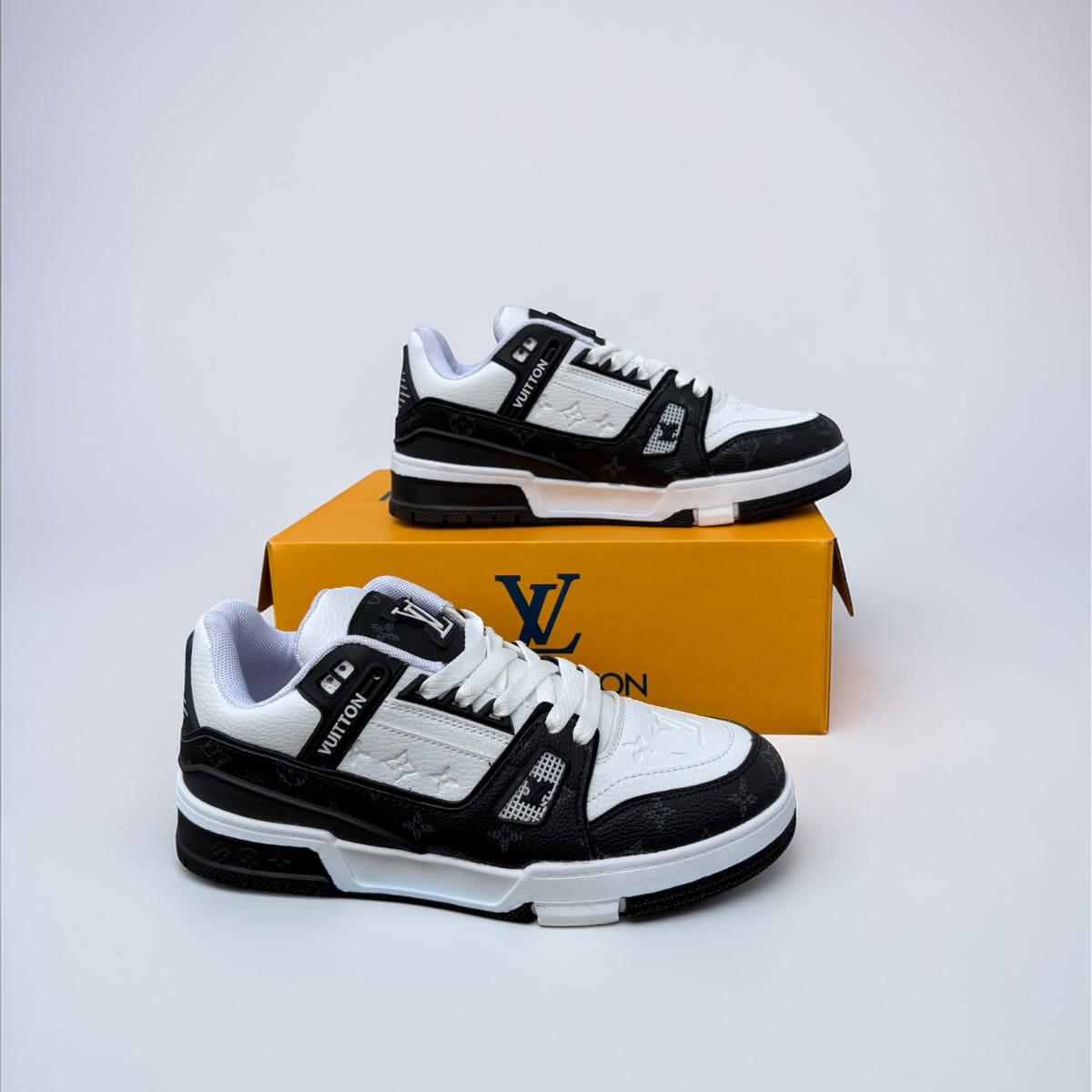 Court Sneaker Black & White